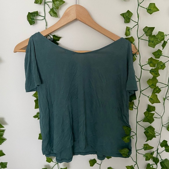 cropped forest green tee with shoulder detailing - Picture 3 of 3